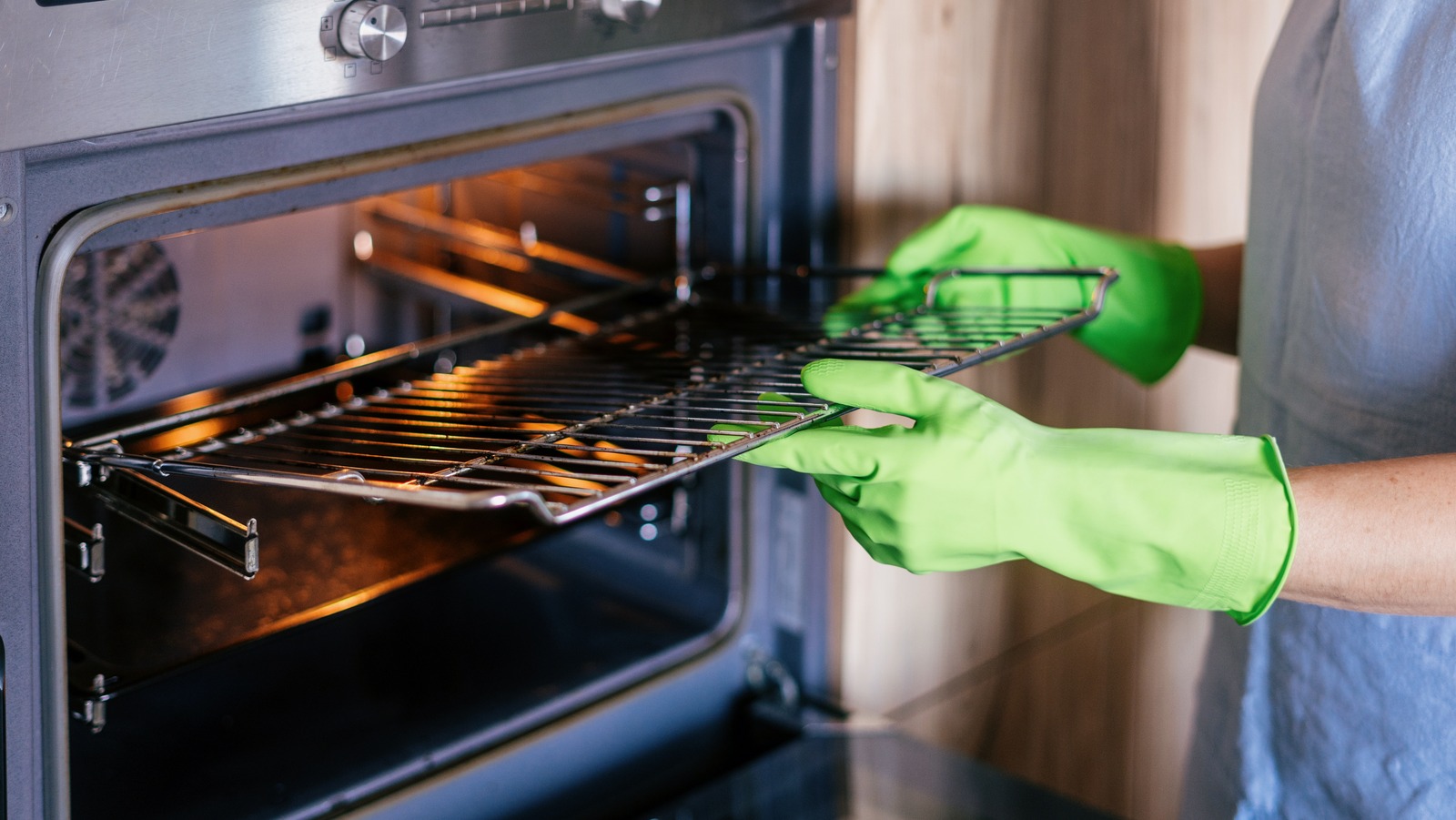 The Smarter Way To Clean Your Oven Uses Paper Towels For Better Contact - Tasting Table