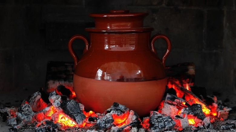 daubière pot on hot coals