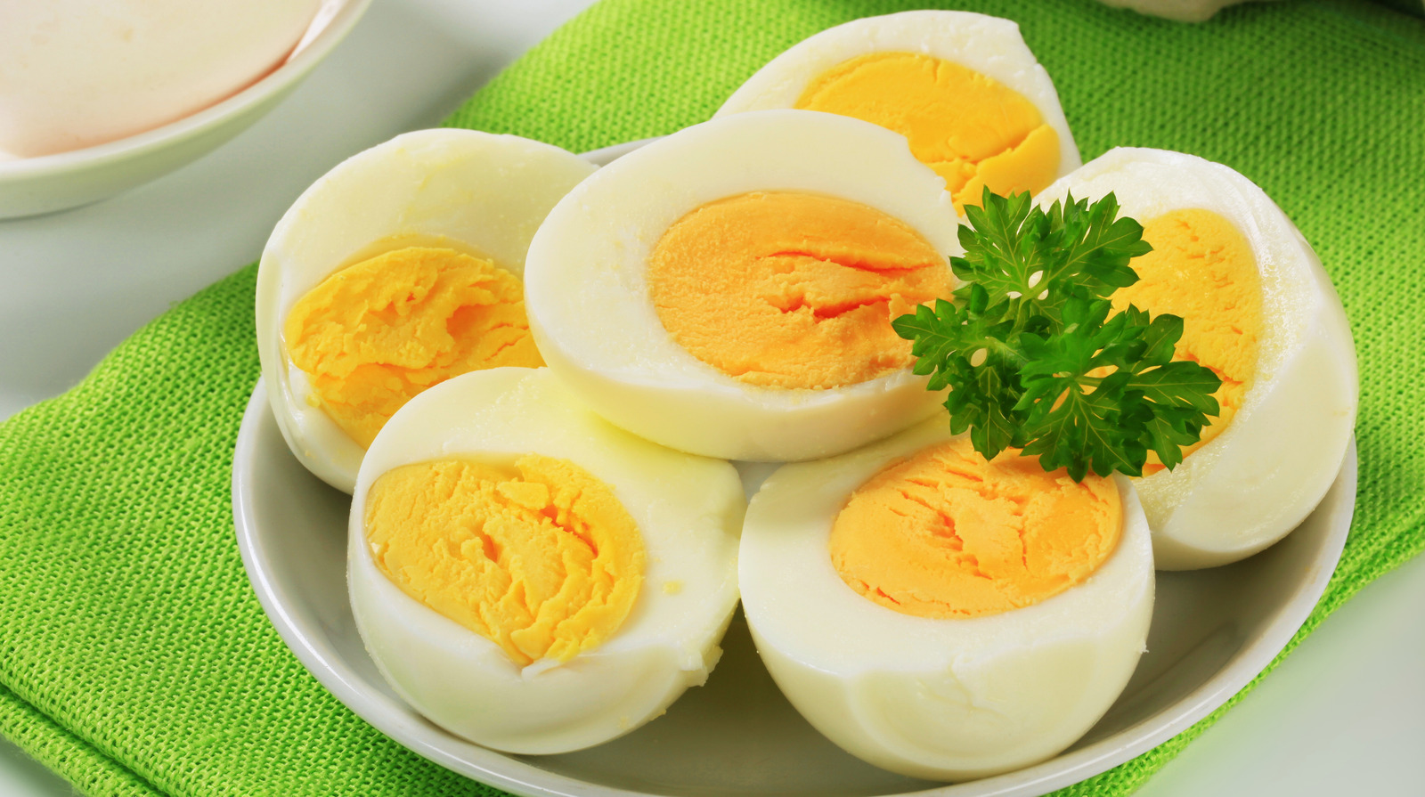 The Spoon Hack To Peel Freshly Boiled Eggs And Leave No Shell Pieces Behind
