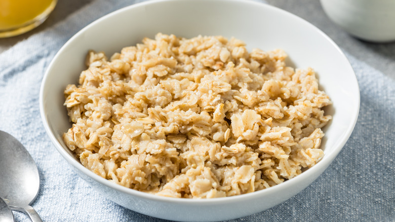 A bowl of cooked oats.