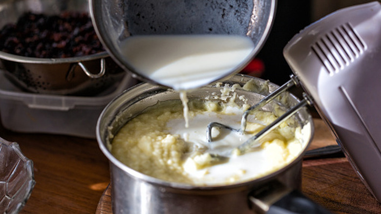 making mashed potatoes on stove
