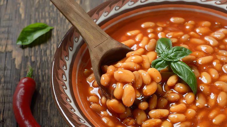 bowl of baked beans 