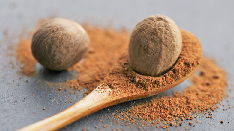 whole and ground nutmeg