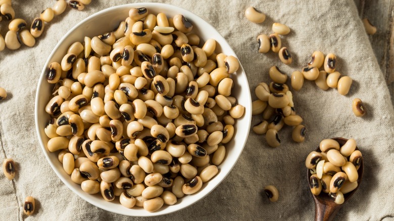 Top-down view of a bowl of black-eyed peas