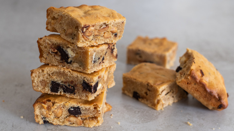 Blondies with dried fruit