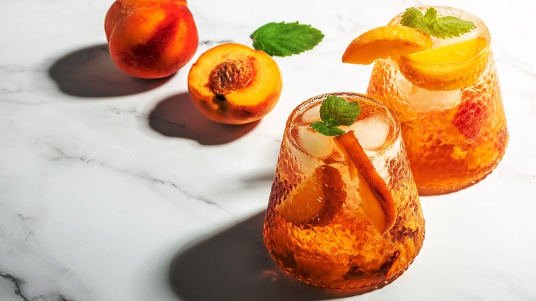 Peach cocktails and fresh peaches
