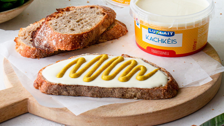 Kachkéis cheese on bread with some mustard