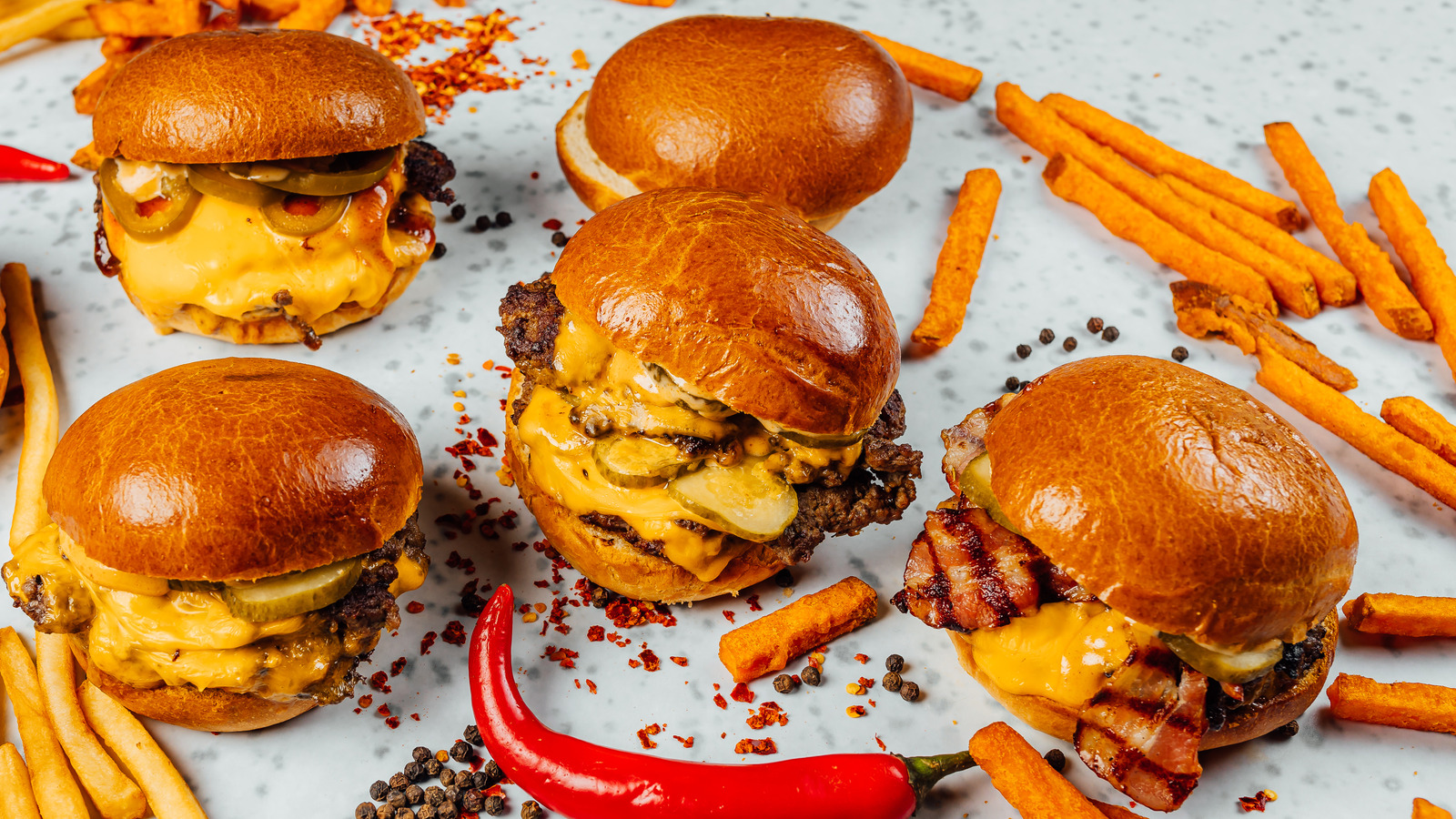 https://www.tastingtable.com/img/gallery/the-trick-to-properly-smashing-burgers/l-intro-1664218587.jpg