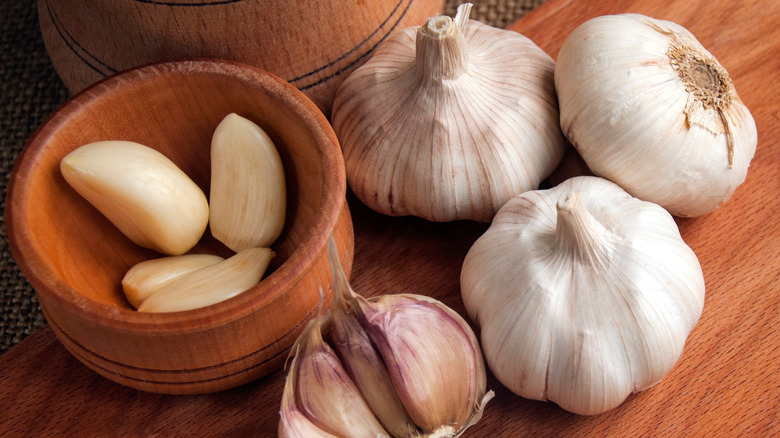 Heads and cloves of garlic 
