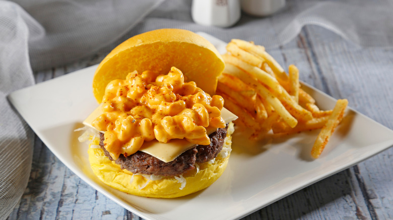 burger with mac and cheese