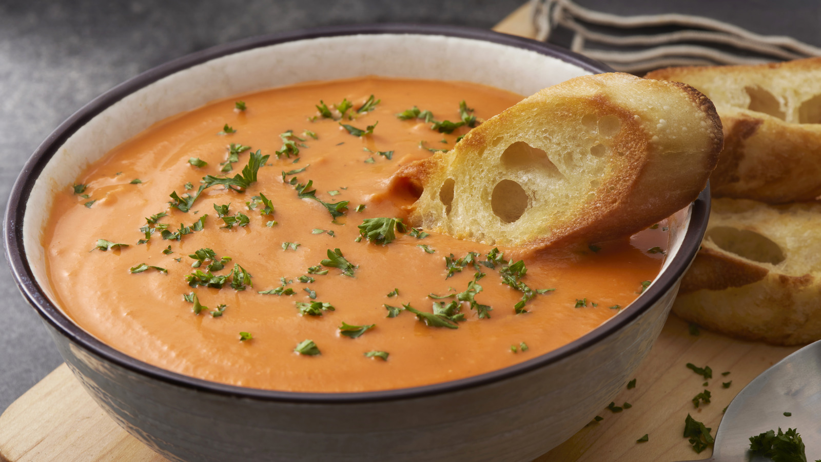 Die unerwartete Zutat für den Geschmack und die Verdickung einer hausgemachten Suppe