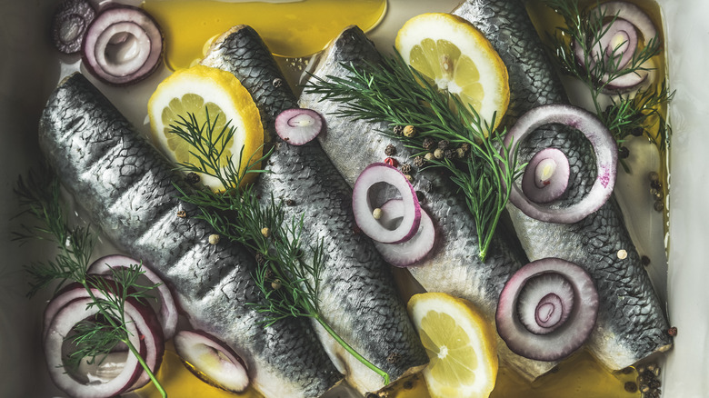 Fish in oil with lemon, onion, dill