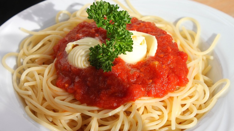 spaghetti in white bowl