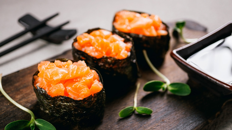 gunkan maki salmon sushi
