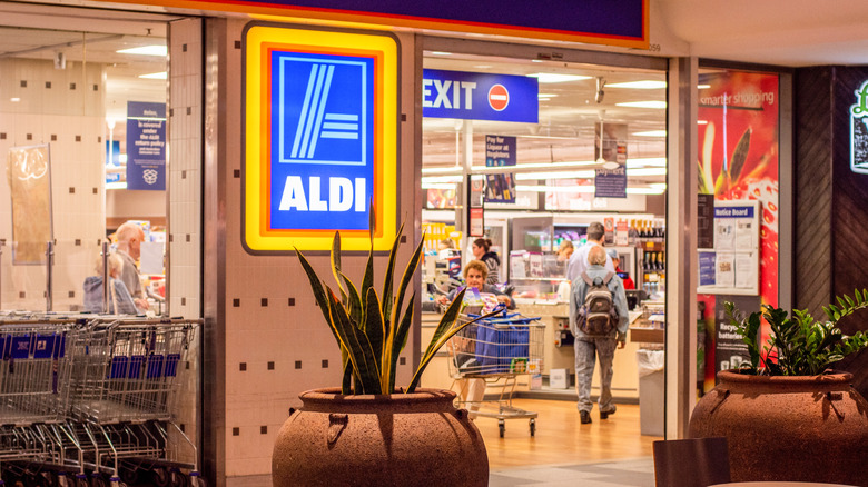 Exterior of an Aldi grocery store
