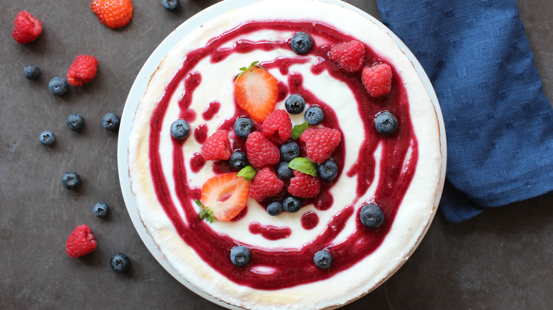 Cheesecake with berry coulis