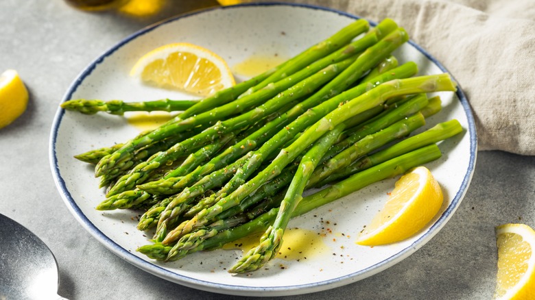 plated asparagus