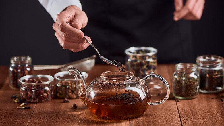 steeping tea in a glass pot