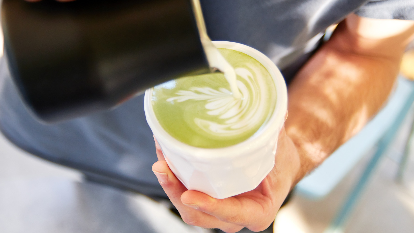 La manera de hacer leche de avena digna de un barista en casa