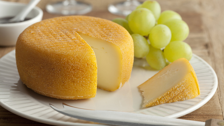 Port Salut cheese with grapes 