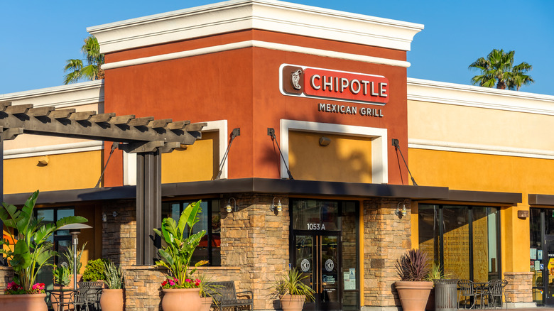 Chipotle restaurant exterior building