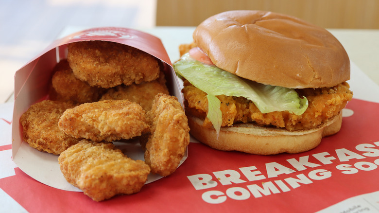 Wnedy's chicken nugget and criispy chicken sandwich