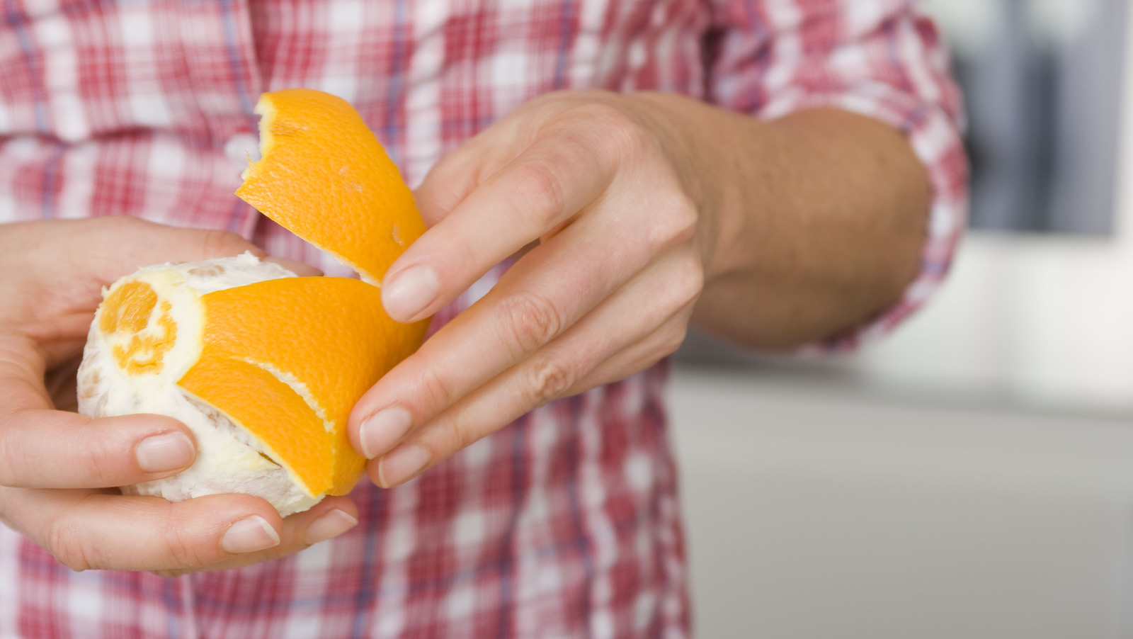 There Is A Scientific Reason Peeling Oranges Is So Messy