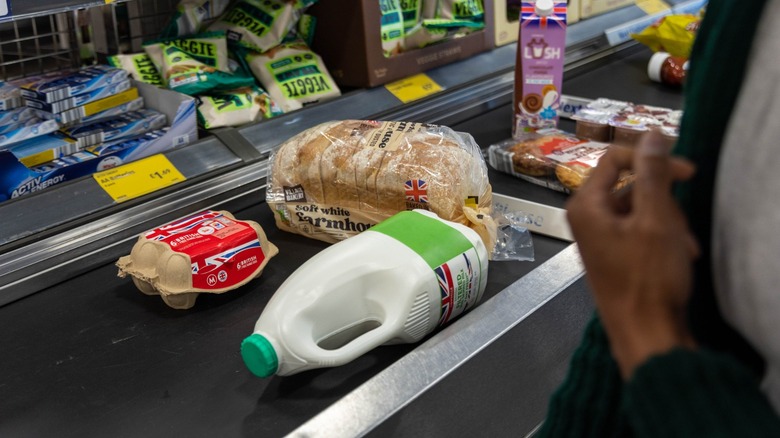 There's A Right Way To Place Groceries On The Store's Conveyor Belt
