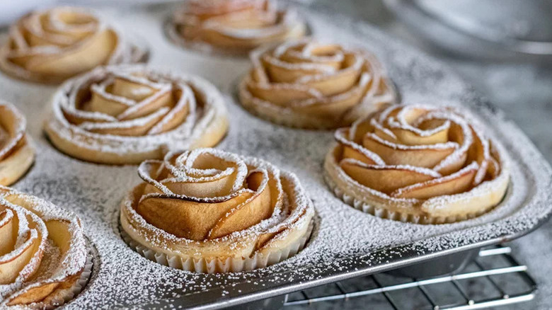 baked cinnamon apple rose mini pies