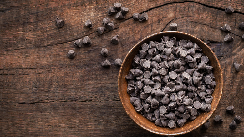 bowl of mini chocoalte chips