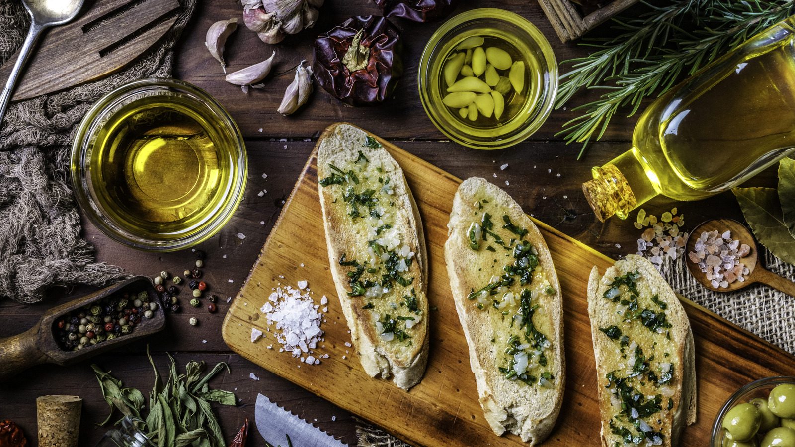 These 2 Oils Can Make Garlic Bread Taste Like It Came From A Restaurant - Tasting Table