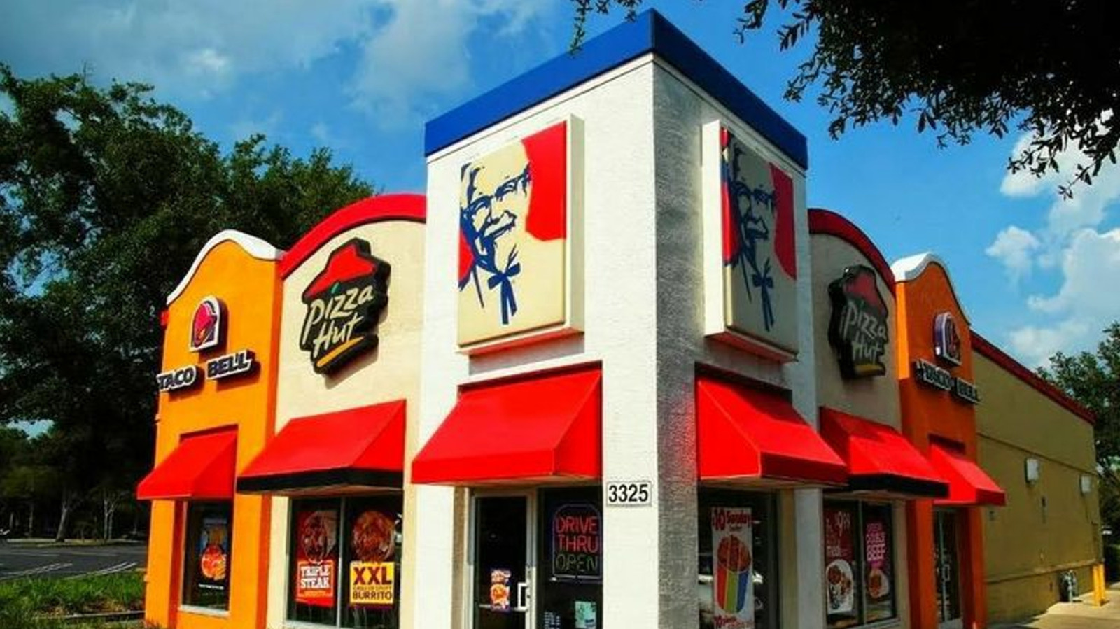 These 3 Fan-Favorite Fast Food Chains Used To Have Combo Restaurants — Only One Location Is Left
