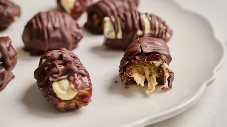 three-ingredient no-baked chocolate cheesecake date pites