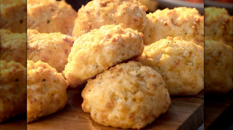 Close up a pile of Red Lobster Cheddar Bay Biscuits