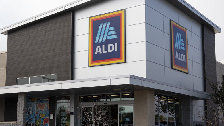 Closeup of outside of Aldi supermarket entrance.