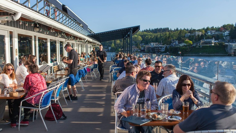 Alfresco diners at Ray's Boathouse