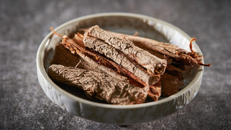 dried slippery elm bark in small ceramic bowl