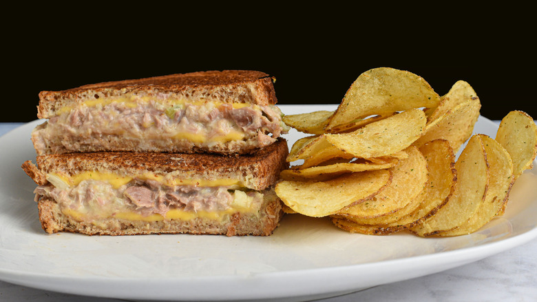 Tuna melt with potato chips