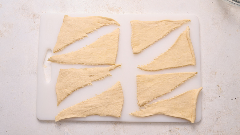 separating crescent roll dough from perforation