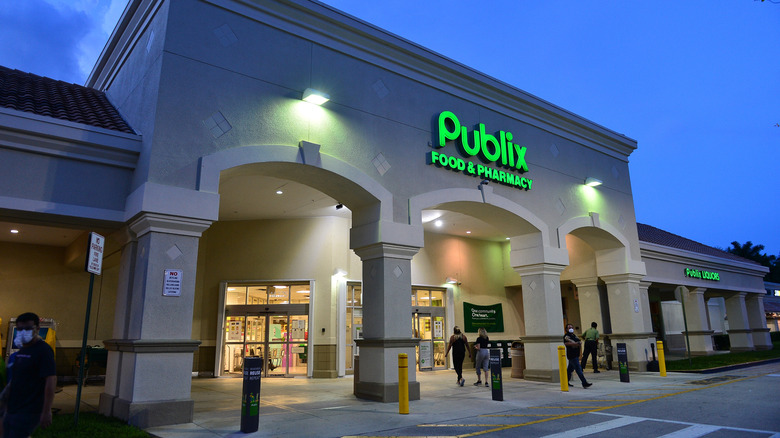 Publix supermarket exterior