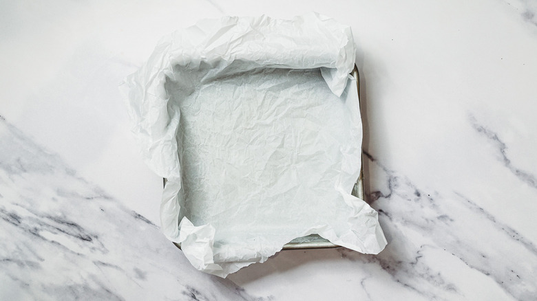 Baking pan with paper