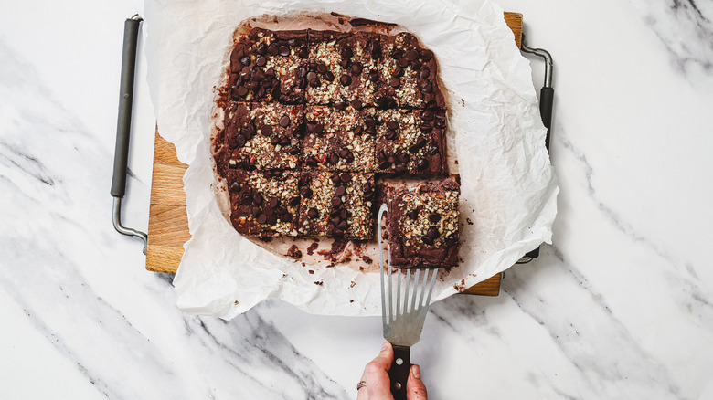 Lifting a brownie from the pan