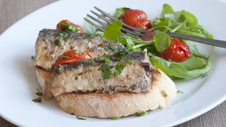 Grilled sardines with toast and side salad