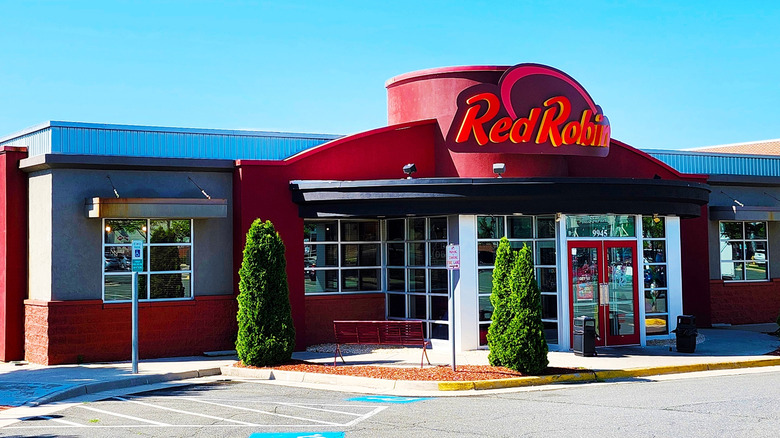 Outside view of Red Robin restaurant