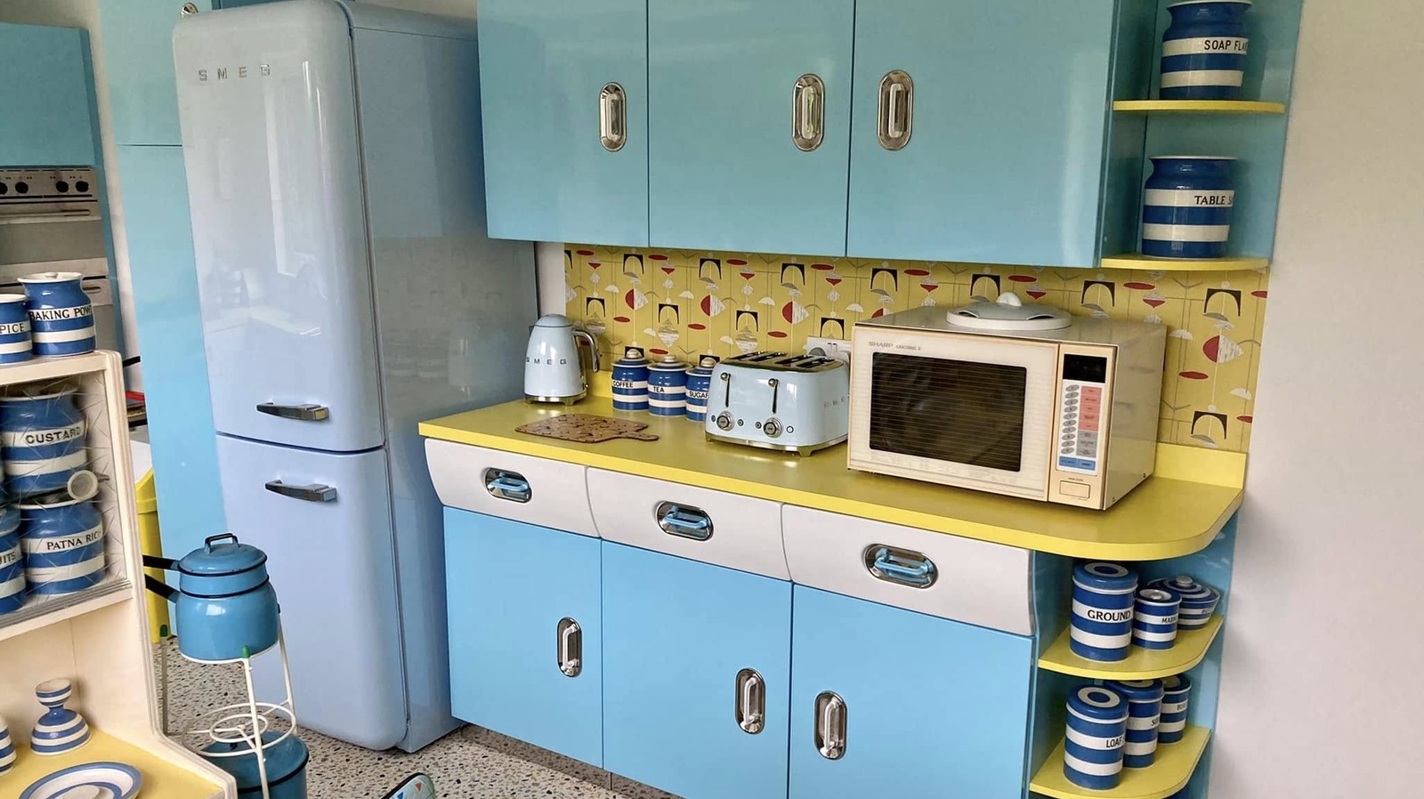 These Sleek 1950s Cabinets Are Prized In Retro Kitchens Today (Thanks, Antiques Roadshow)