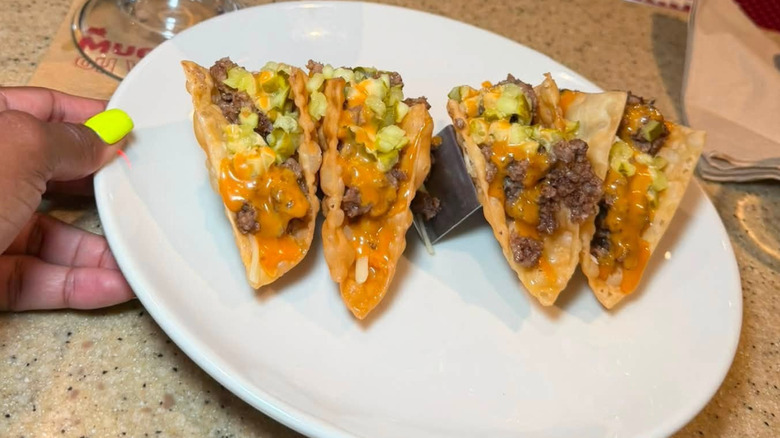 Plate of Bacon Cheeseburger Wonton Tacos at Applebee's.