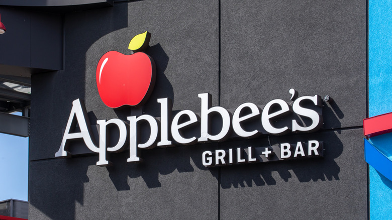 Applebee's sign on the side of a black building.