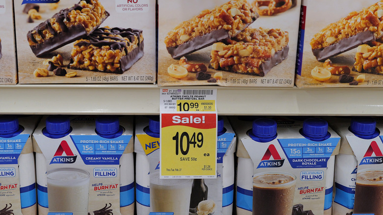 A sale sticker on some granola bars in a grocery store
