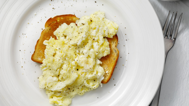 Scrambled eggs with on toast