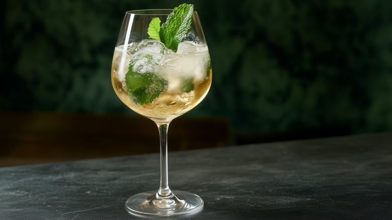 Champagne with ice and mint